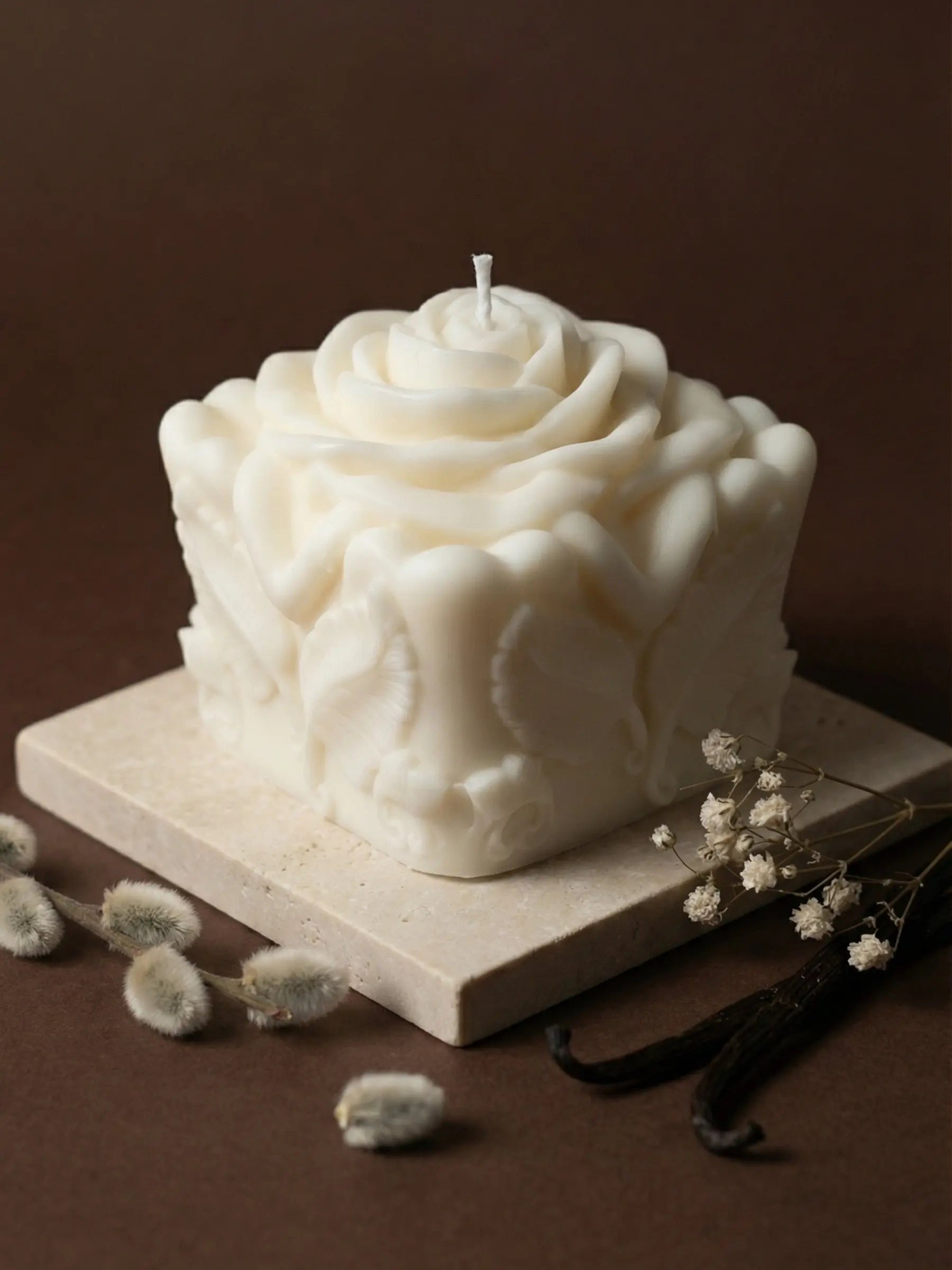 Decorative sculptural candle with honey and vanilla scent