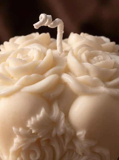 Clean-burning decorative soy candle with roses
